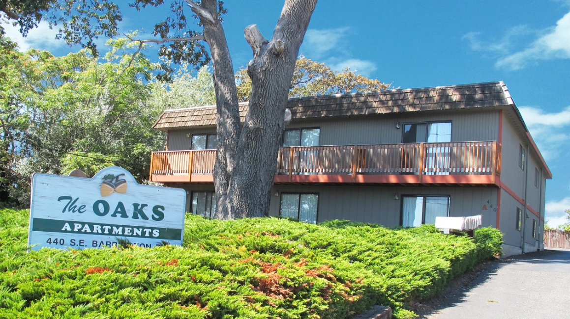 The Oaks Apartments in Oak Harbor, WA - Building Photo