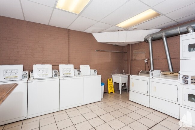 643 W Deming Pl, Unit 304 in Chicago, IL - Building Photo - Building Photo