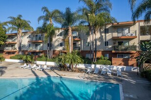 Club Acacia Apartments in Fullerton, CA - Building Photo