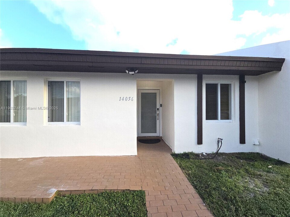 14056 SW 51st Ln in Miami, FL - Building Photo