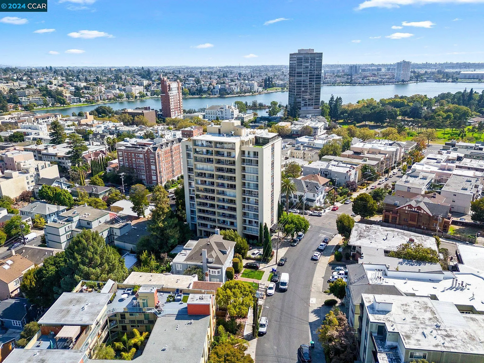 320 Lee St, Unit 404 in Oakland, CA - Building Photo