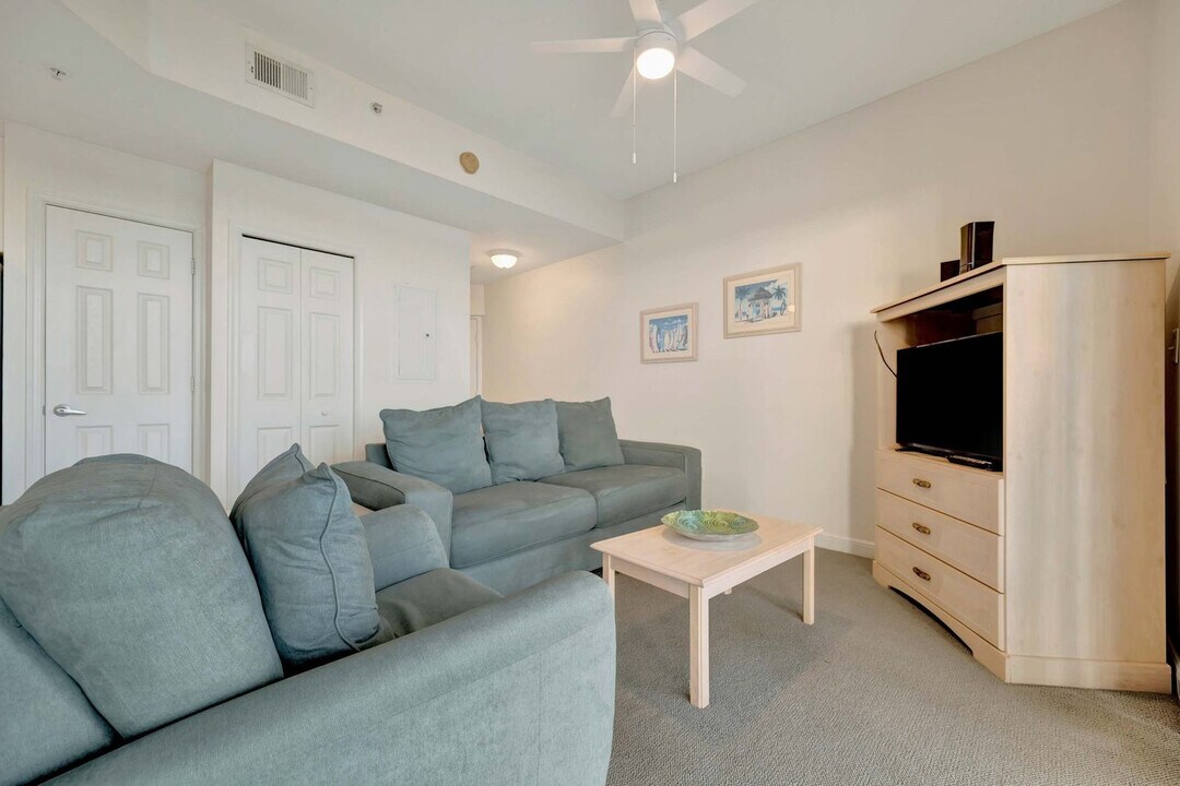 8800 Bay Pines Blvd in St. Petersburg, FL - Foto de edificio