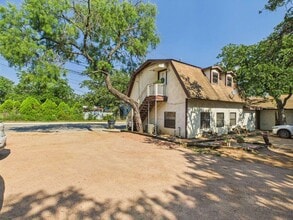 321 W Park St in Fredericksburg, TX - Building Photo - Building Photo