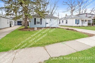 2200 Brockton Ave in Royal Oak, MI - Building Photo