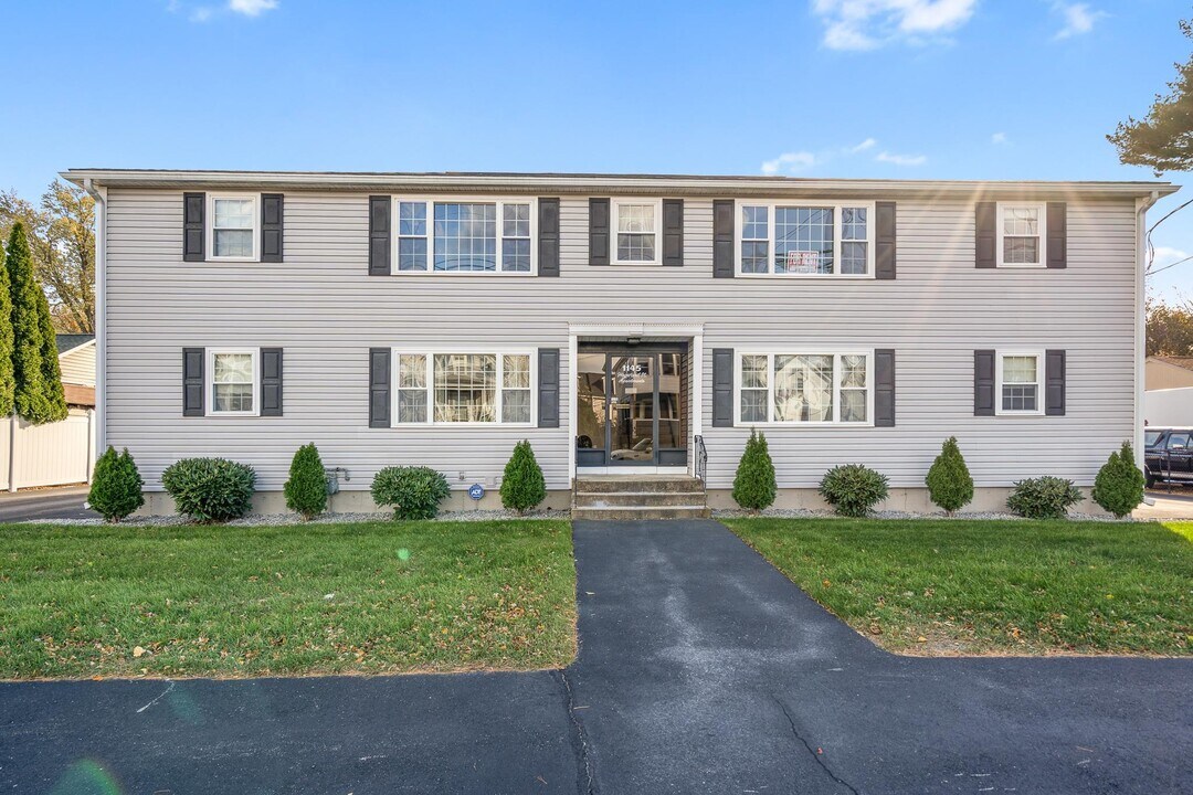 1145 Hayward St in Manchester, NH - Building Photo