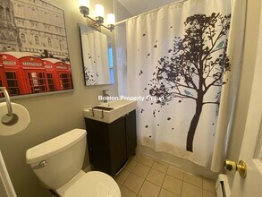33 Oldfields Rd, Unit 4 in Boston, MA - Building Photo - Building Photo