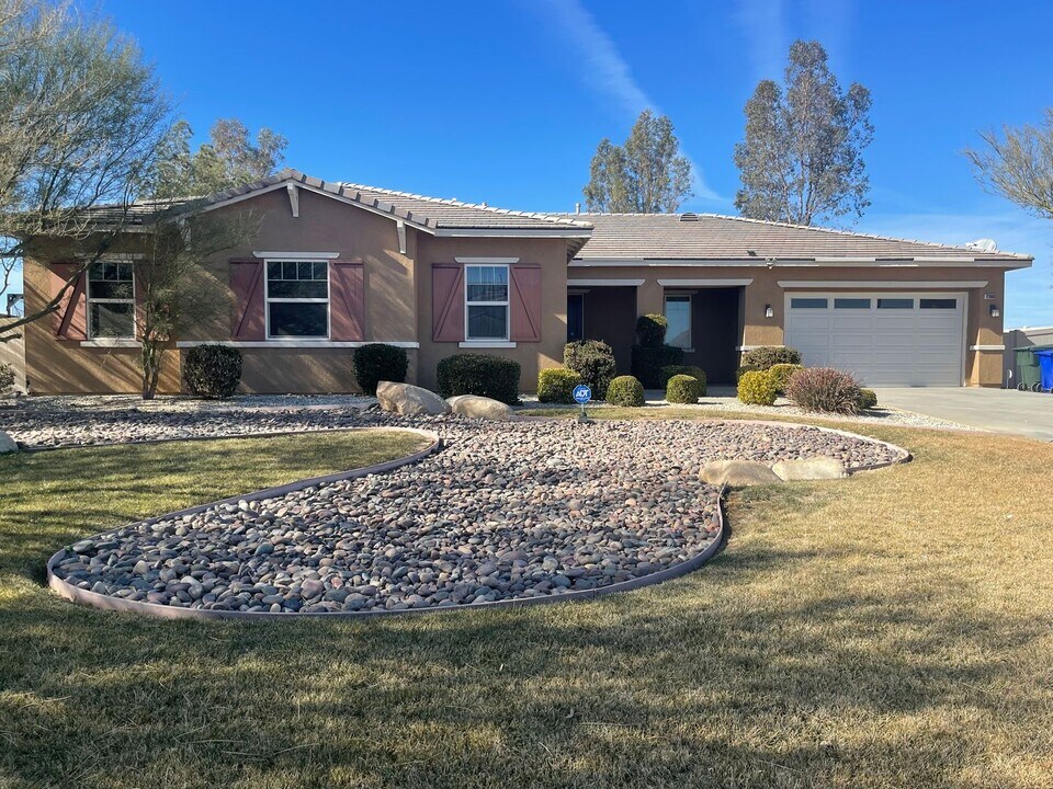 12068 Sweet Grass Cir in Apple Valley, CA - Building Photo