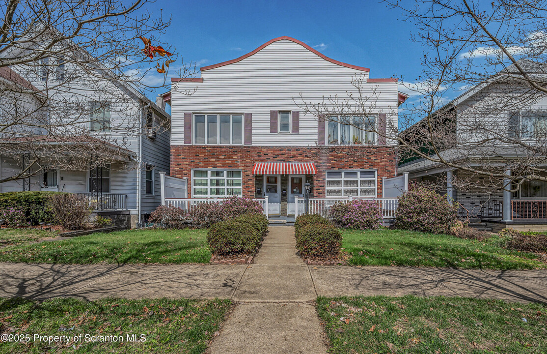 1017 Webster Ave in Dunmore, PA - Foto de edificio