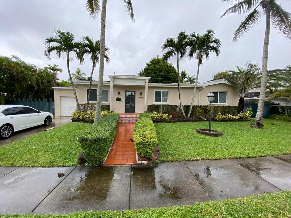 3725 SW 60th Ct in Miami, FL - Building Photo