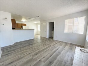 2705 Jennydiane Dr, Unit A in Las Vegas, NV - Foto de edificio - Building Photo