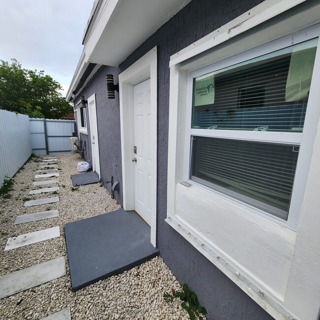 870 NW 84th Ter, Unit A in Miami, FL - Building Photo - Building Photo