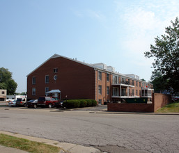 Maple South in Canton, OH - Building Photo - Building Photo