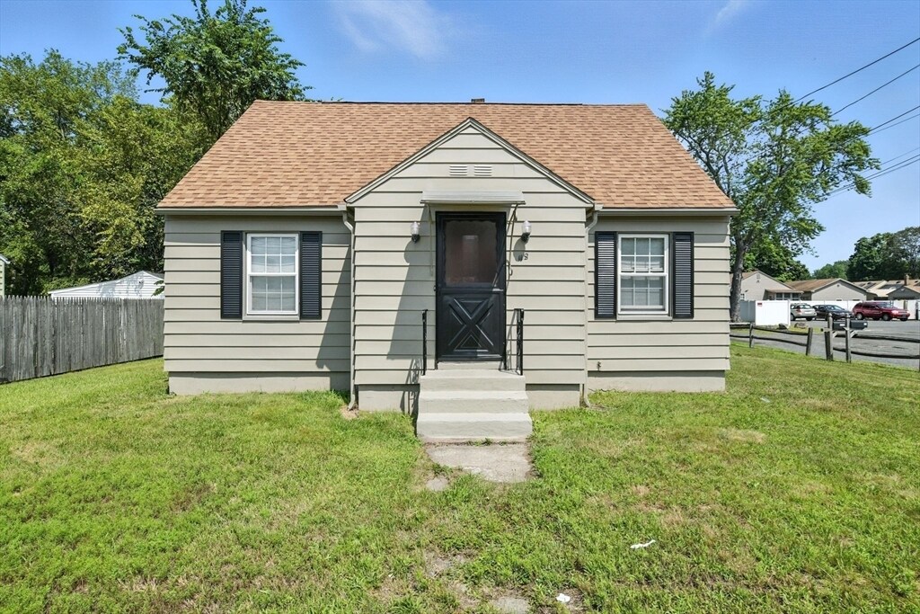 1118 Boston Rd in Springfield, MA - Building Photo