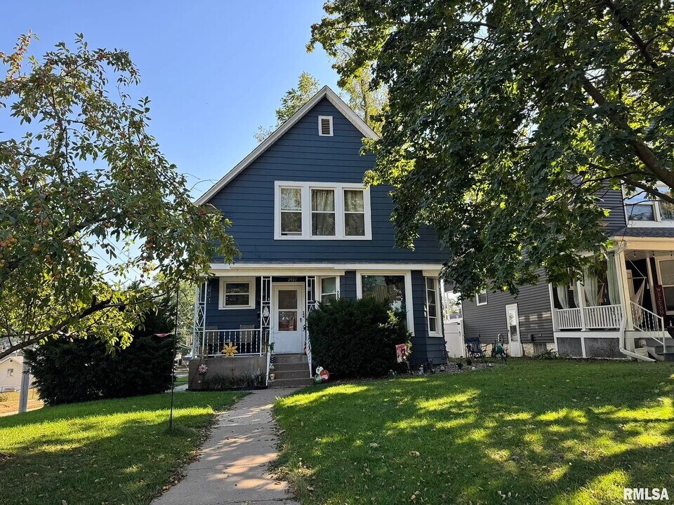 2927 Fair Ave, Unit Upper in Davenport, IA - Foto de edificio