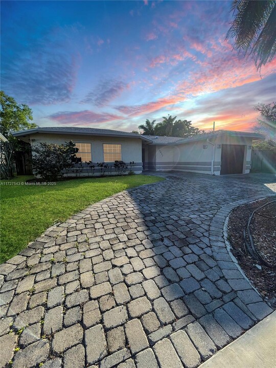 16832 SW 5th Way in Weston, FL - Building Photo