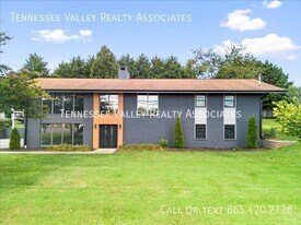 813 N Cedar Bluff Rd in Knoxville, TN - Building Photo