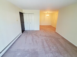 216 Shorewood Dr, Unit 2C in Glendale Heights, IL - Building Photo - Building Photo
