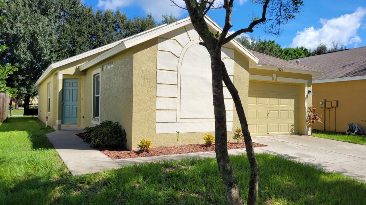 7423 Oxford Garden Cir in Apollo Beach, FL - Building Photo