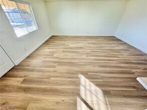 8410 Eldora Ave in Las Vegas, NV - Foto de edificio - Building Photo