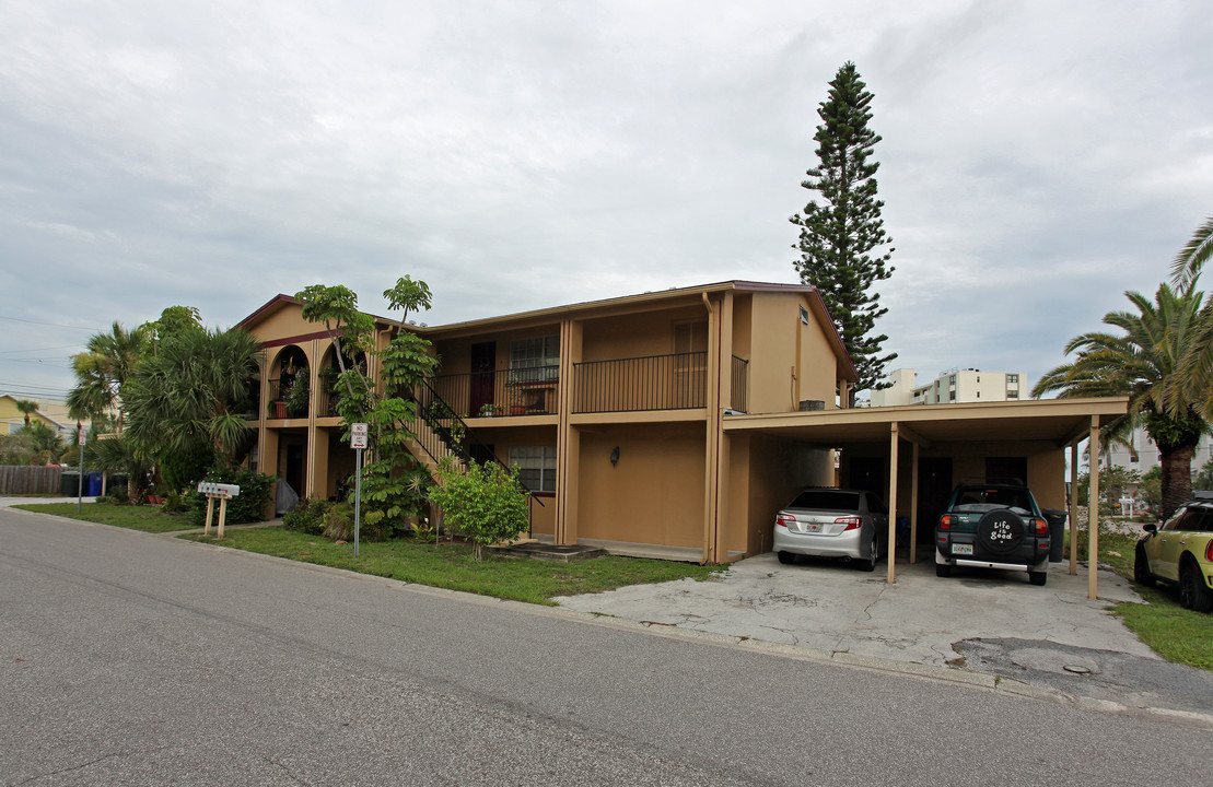 2668 St Joseph Dr in Dunedin, FL - Building Photo