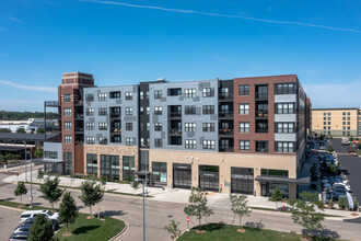 East Building in Wauwatosa, WI - Foto de edificio - Building Photo