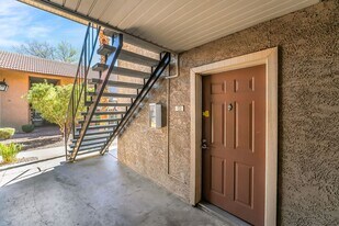 5062 River Glen Dr in Las Vegas, NV - Building Photo