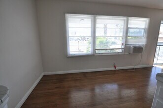 10924 Camarillo St, Unit 06 in Los Angeles, CA - Foto de edificio - Building Photo