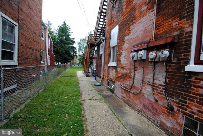 212 E Broad St in Burlington, NJ - Building Photo - Building Photo