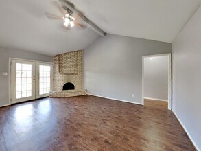 722 E Brown Ln in Deer Park, TX - Building Photo - Building Photo