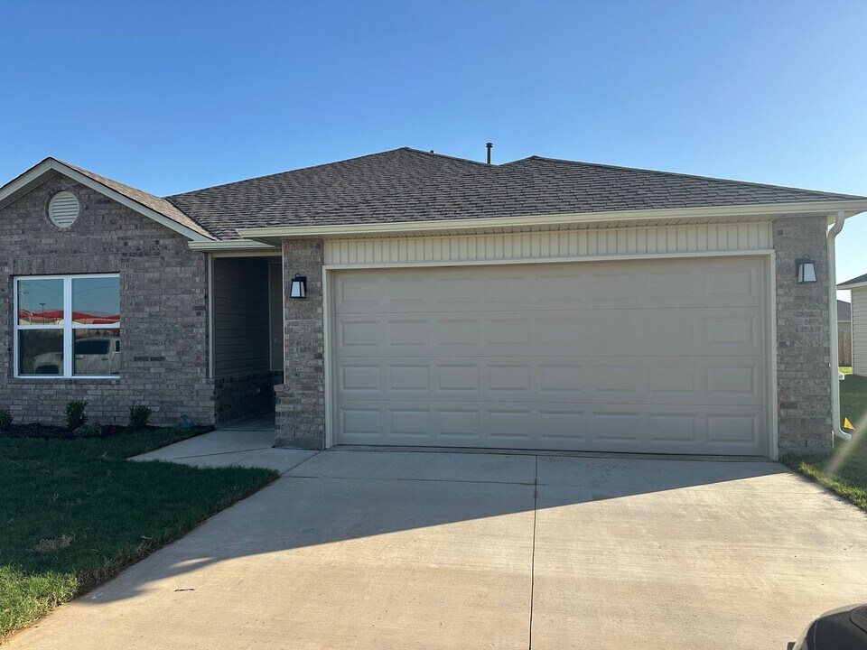 10134 E King Pl in Claremore, OK - Building Photo