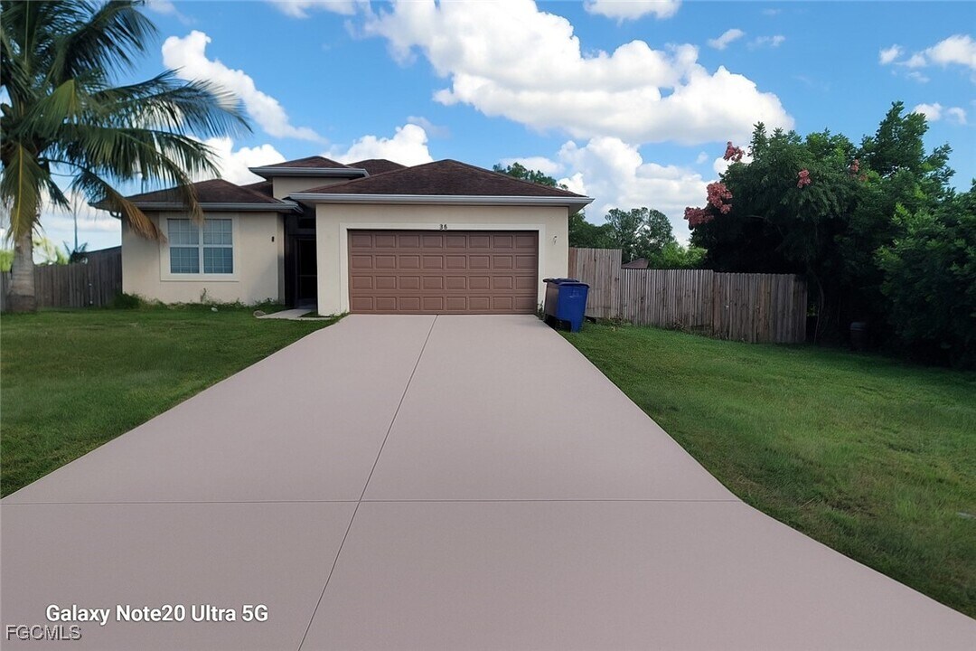 702 Milton Ave N in Lehigh Acres, FL - Building Photo