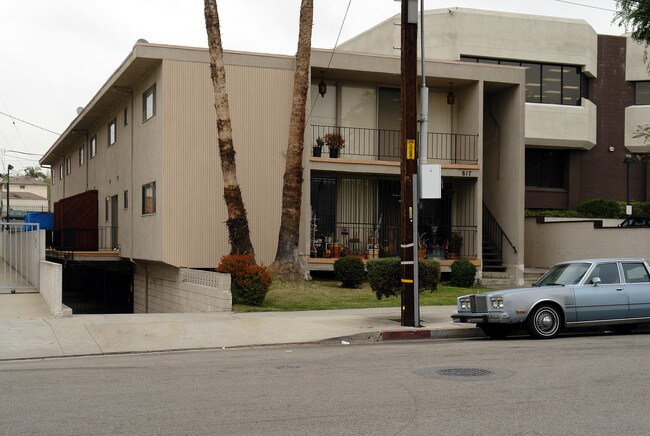 817 E Nutwood St in Inglewood, CA - Foto de edificio - Building Photo