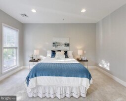 2400 Brookmoor Ln in Leesylvania, VA - Building Photo