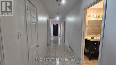 3215 Parkerhill Rd in Mississauga, ON - Building Photo - Building Photo