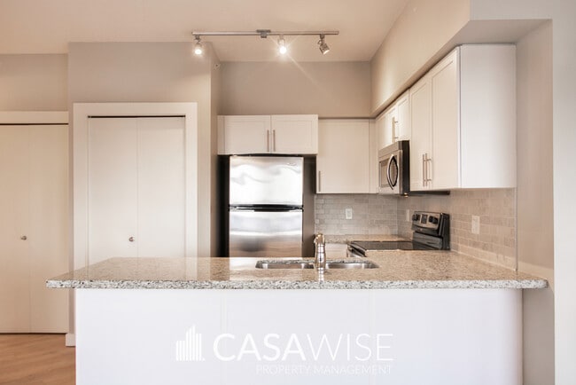 10136-2104 104 St NW in Edmonton, AB - Building Photo - Building Photo