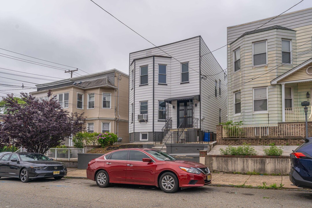 52 E 48th St in Bayonne, NJ - Building Photo