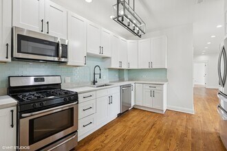 2346 W Fullerton Ave in Chicago, IL - Building Photo - Building Photo