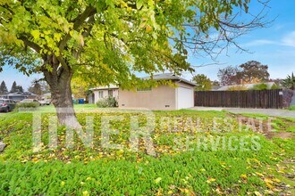 5516 Palmdale Way in Sacramento, CA - Building Photo - Building Photo