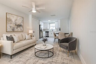 5039 N Beach Rd in Englewood, FL - Building Photo