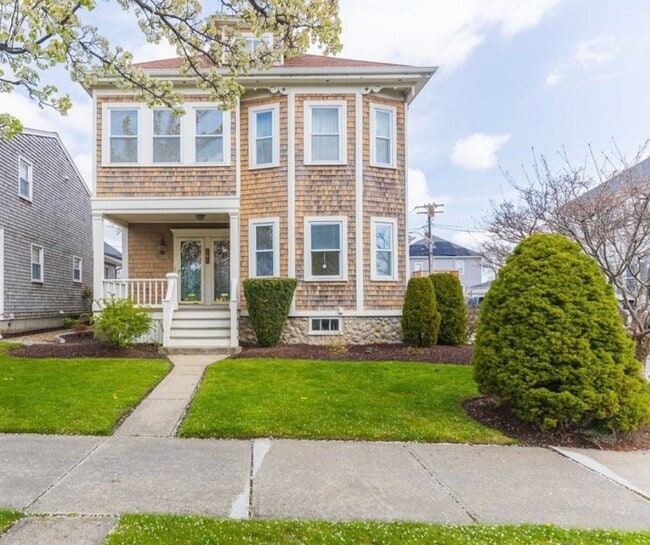 445 Wood St, Unit Second floor