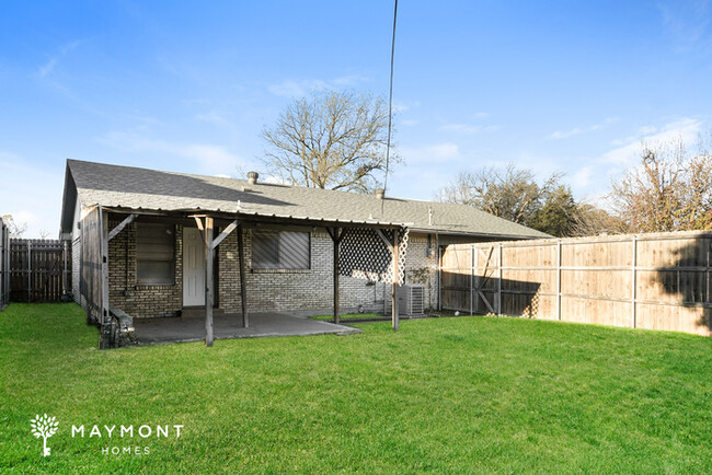 11317 McCree Rd in Dallas, TX - Building Photo - Building Photo