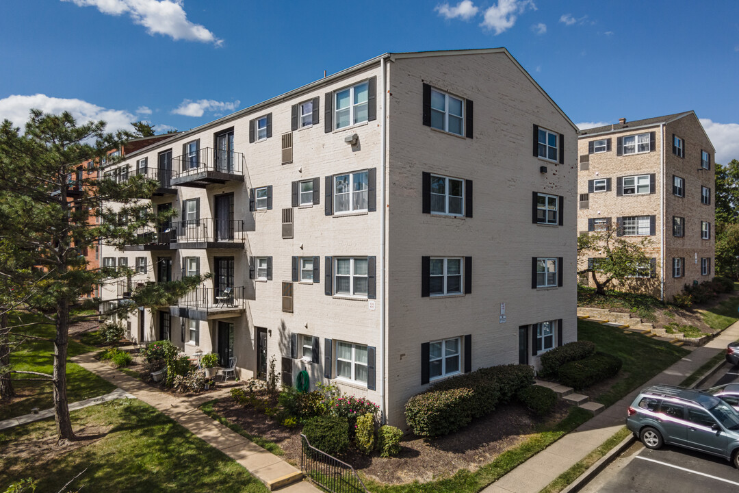 Mayflower Square in Alexandria, VA - Foto de edificio