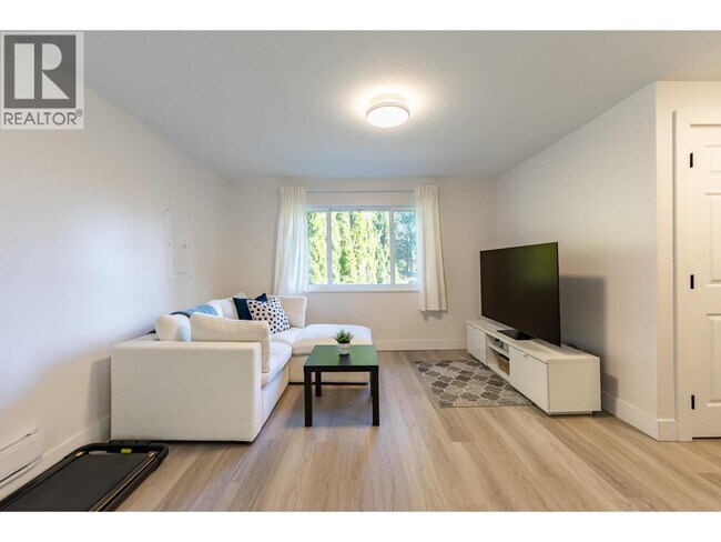 4605 Prime St in North Vancouver, BC - Building Photo - Building Photo