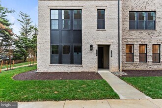 7410 Backett Wood Ter in McLean, VA - Building Photo - Building Photo