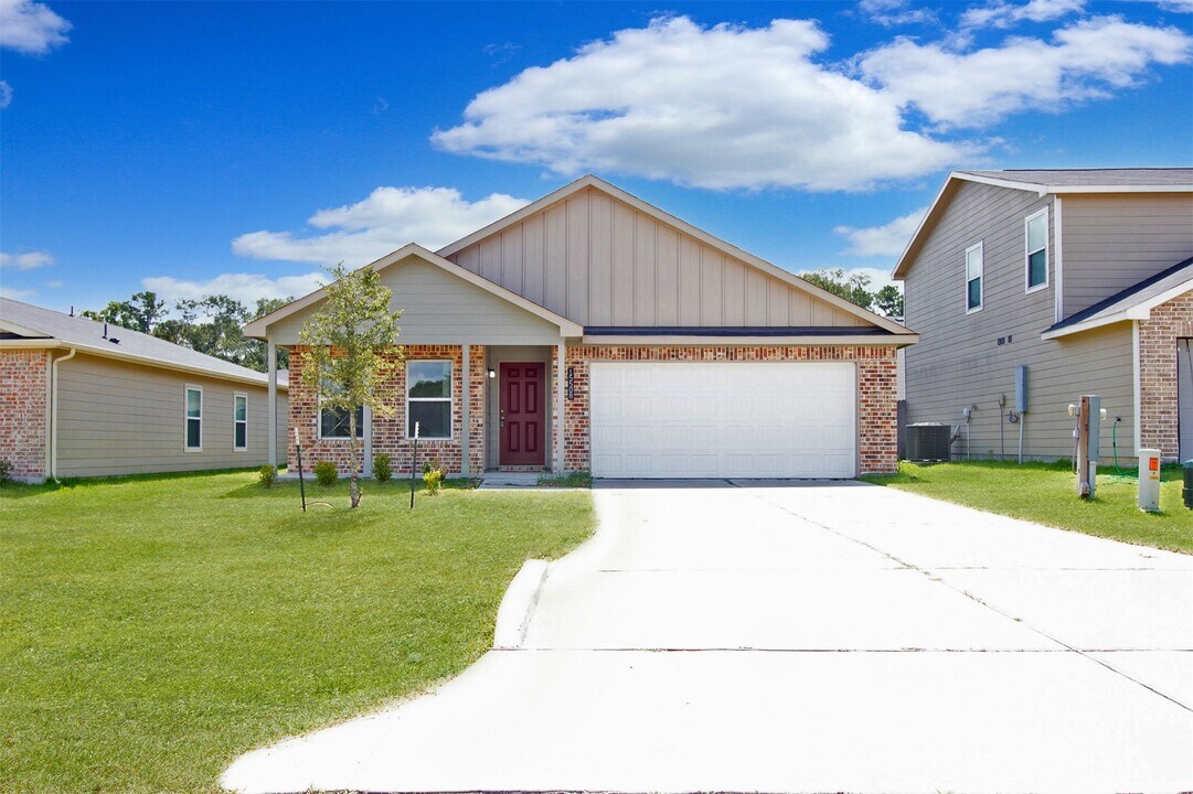 15508 Taylorcrest Dr in Cut And Shoot, TX - Building Photo