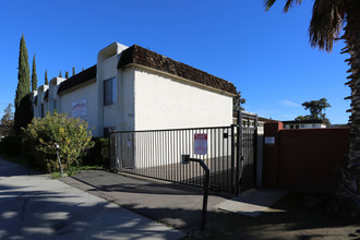 Camelot Apartments in El Cajon, CA - Foto de edificio - Building Photo