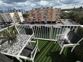 3536 NE 168th St in North Miami Beach, FL - Building Photo