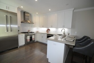 152 M St, Unit 2 in Boston, MA - Building Photo - Building Photo