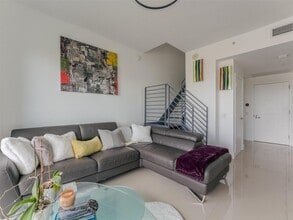 60 SW 13th St, Unit 2211 in Miami, FL - Building Photo - Building Photo