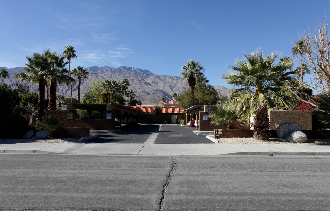 365 N Saturmino Cir in Palm Springs, CA - Building Photo